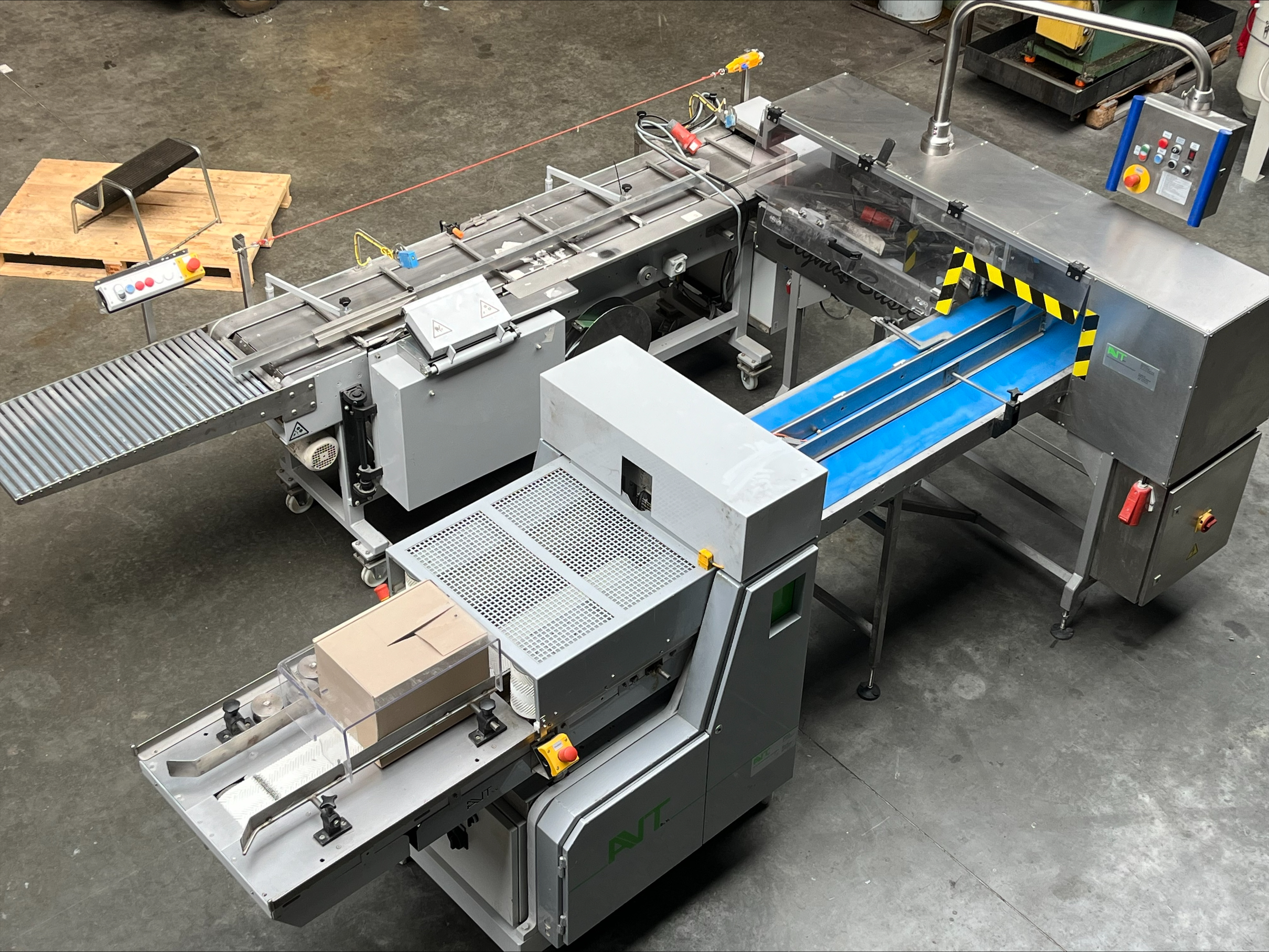 For sale A240404. A complete, used, slice and packaging line, including clip closing machine.