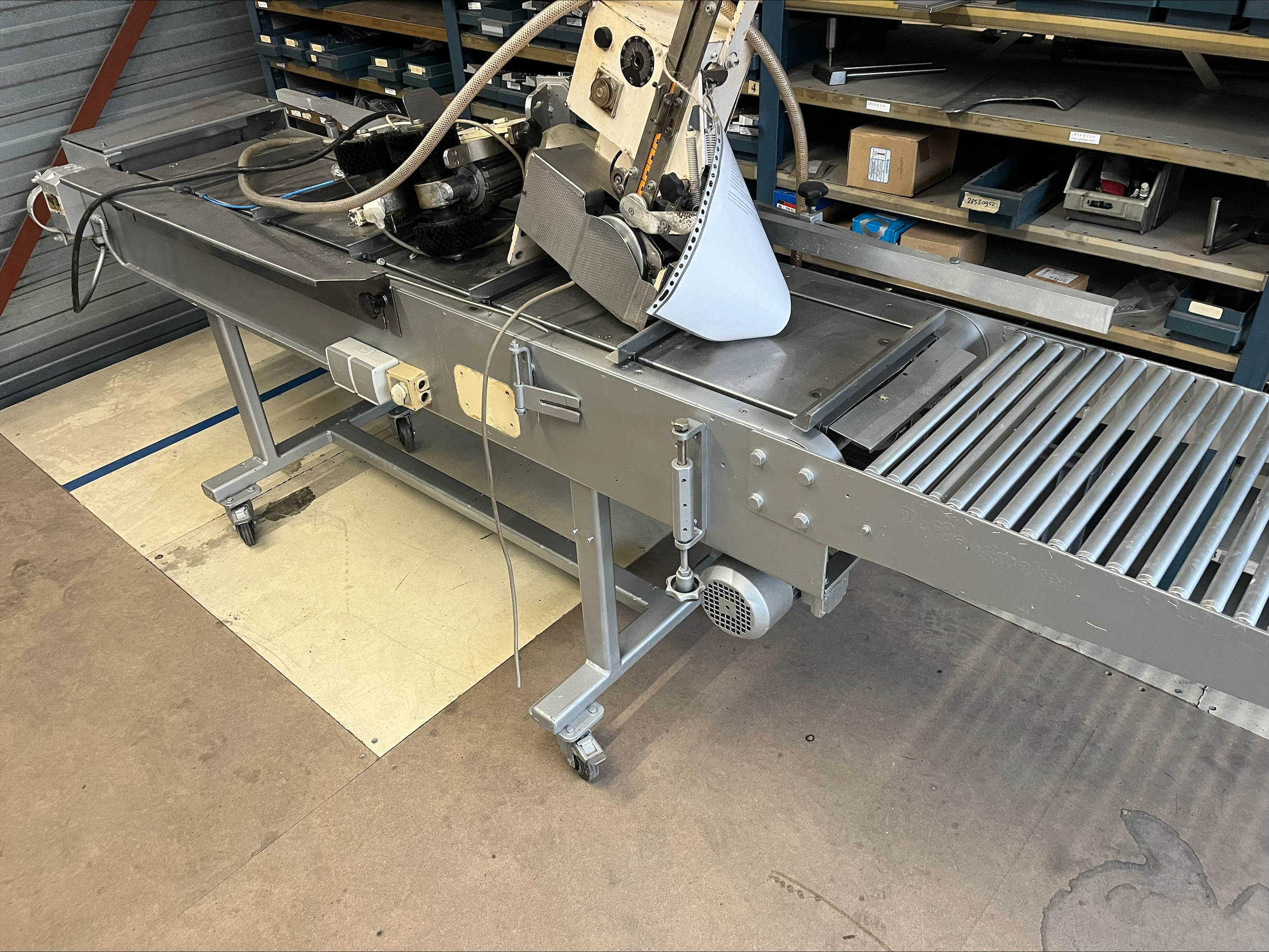 For sale object A240401 Steel Coated Hand Packaging conveyor including Hoba,clip-closing unit .